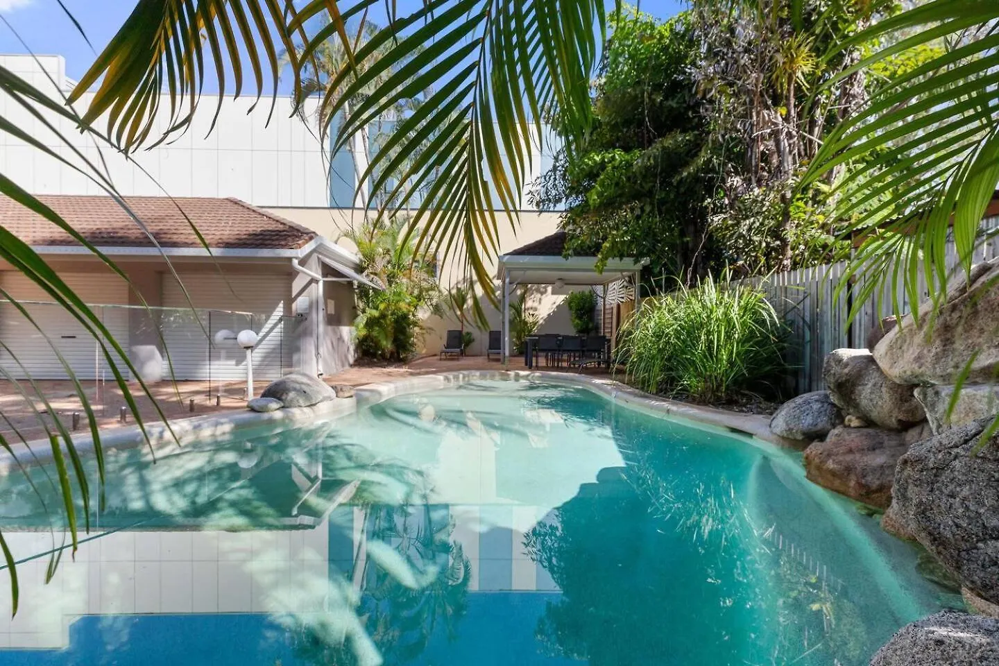 Mai At Coral Horizons: A Relaxed Beach Retreat Palm Cove