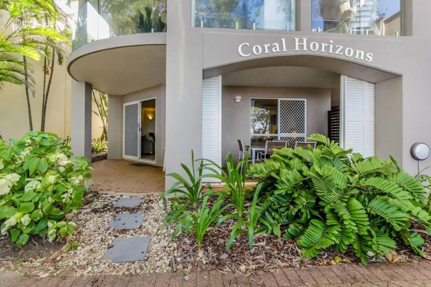 Mai At Coral Horizons: A Relaxed Beach Retreat Palm Cove